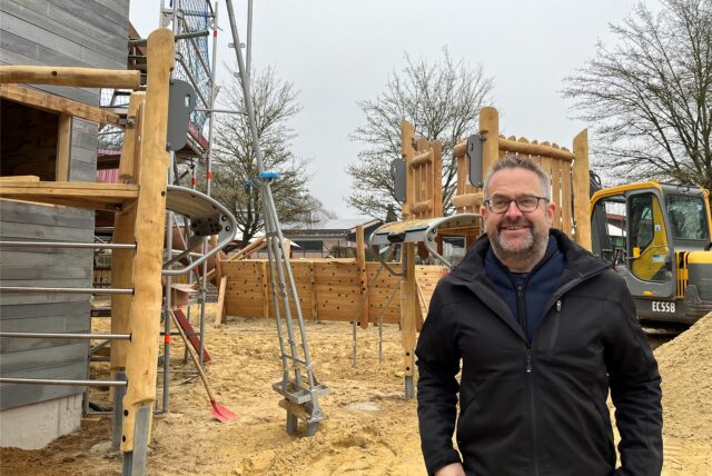 Christian Wessels aus der Geschäftsführung steht im Westerndorf des Ketteler Hofs in Haltern.