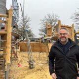 Christian Wessels aus der Geschäftsführung steht im Westerndorf des Ketteler Hofs in Haltern.