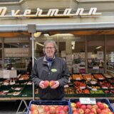Clemens Overmann vor seinem Lebensmittel-Laden in Werne.