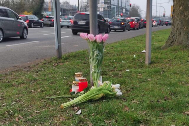 Trauernde hatten am Abend Kerzen und Blumen am Unfallort abgelegt.