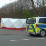 Einsatzfahrzeuge von Polizei, Feuerwehr und Rettungsdienst stehen nach einem Unfall an der Kreuzung Kamener Straße/Kurt-Schumacher-Straße in Lünen.