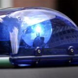 Das Blaulicht eines Feuerwehrfahrzeugs. In Dortmund kam es zu einem schweren Unfall, bei dem eine Person befreit werden musste.