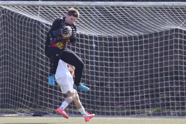 Bastian Krietemeyer springt zum Ball.