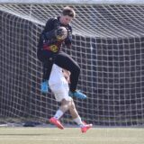 Bastian Krietemeyer springt zum Ball.
