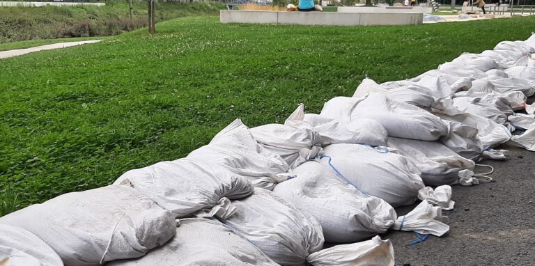 Sandsäcke, die nach der Regennacht vom vorigen Mittwoch blitzschnell ausgelegt wurden, sollten vor dem Wasser der Seseke schützen.