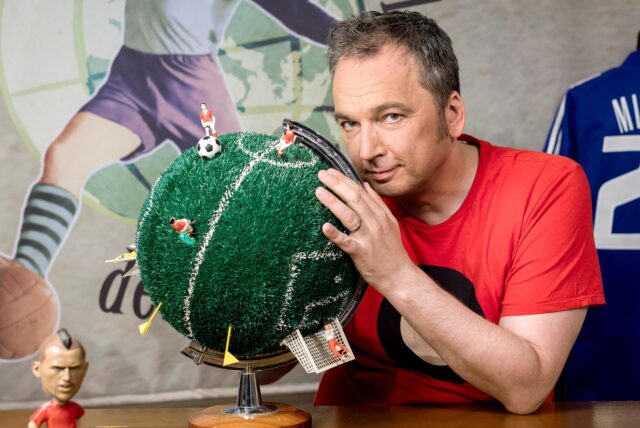 Arnd Zeigler mit seiner Fußballwelt.