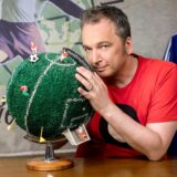 Arnd Zeigler mit seiner Fußballwelt.