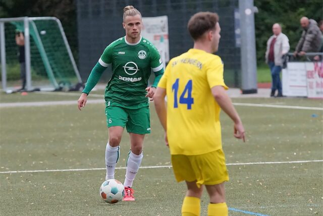Julian Salwik im Trikot der SG Massen gegen den SV Herbern.
