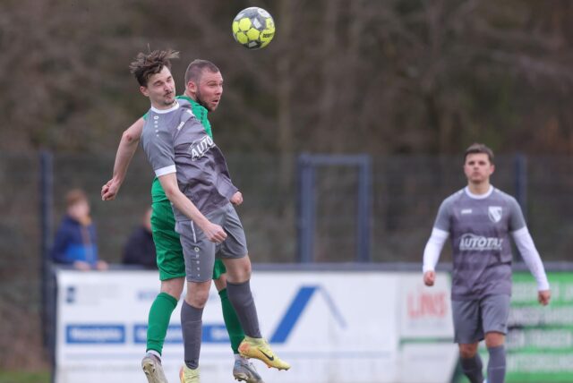 Andreas Illtz vom PSV Bork springt zum Kopfballduell mit Yannick Harhoff von GS Cappenberg.