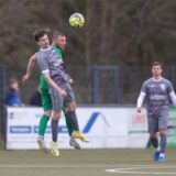 Andreas Illtz vom PSV Bork springt zum Kopfballduell mit Yannick Harhoff von GS Cappenberg.