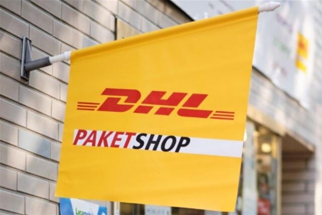 Eine Fahne weist auf einen DHL-Paketshop hin.