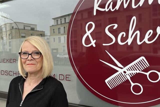 Christiane Schlieker-Steens ist seit vier Jahrzehnten Friseurin in Selm. Nach vier Jahren muss sie aufgrund der gestiegenen Kosten die Preise wieder anpassen.