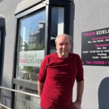 Inhaber Thomas Quante steht vor seiner Fahrschule Edelmeier in Schwerte.