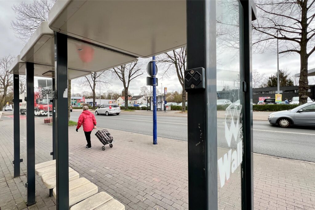 Die Bushaltestelle Salinencenter an der Kamener Straße im Unna. Das Wartehäuschen hat keine Rückwand mehr. Die Bushaltestelle Salinencenter an der Kamener Straße im Unna. Das Wartehäuschen hat keine Rückwand mehr.
