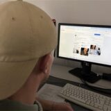 Unser Reporter schaut sich die Facebook-Seite der Tiertafel Werne an.