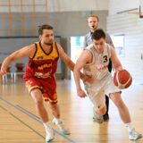 Ein Spieler der LippeBaskets Werne verteidigt einen Spieler des SVD 49 Dortmund.