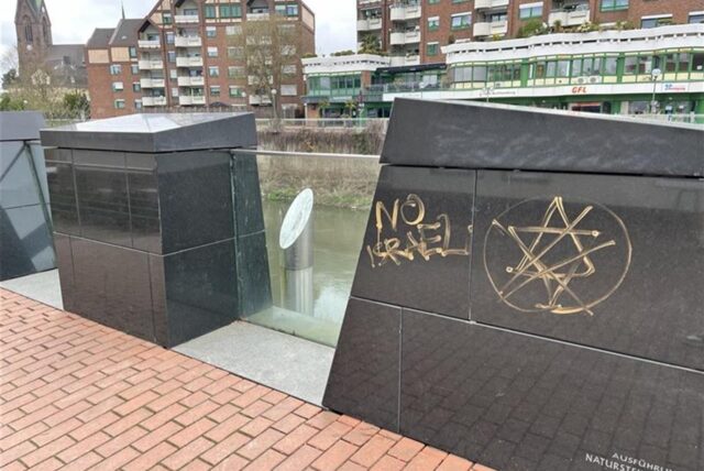 Ein Graffito, auf dem „No Israel“ steht und ein durchgestrichener Davidstern zu sehen ist, an dem Holocaust-Mahnmal in Lünen