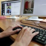 Eine Ermittlerin der zentralen Anlaufstelle für Cybercrime (ZAC) bei der Staatsanwaltschaft Köln arbeitet an einem Computer. Die ZAC ermittelt gegen einen Mitarbeiter der Polizei Dortmund.