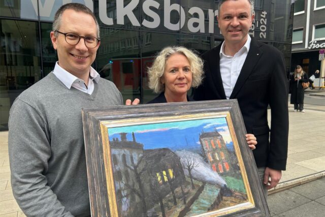 MO-Freunde-Vorsitzender Benjamin Sieber, MO-Direktorin Regina Selter und Volksbank-Sprecher Carsten Jäger mit einer Kopie des Kunstwerks von Gabriele Münter.