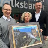 MO-Freunde-Vorsitzender Benjamin Sieber, MO-Direktorin Regina Selter und Volksbank-Sprecher Carsten Jäger mit einer Kopie des Kunstwerks von Gabriele Münter.
