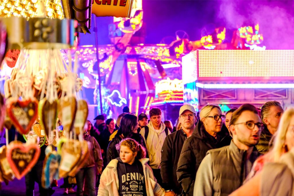 Besucher auf der Palmkirmes in Recklinghausen Besucher auf der Palmkirmes in Recklinghausen