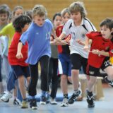 Schüler im Sportunterricht in einer Turnhalle.