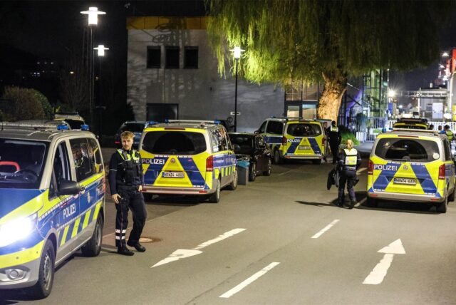 Mehrere Streifenwagen der Polizei stehen nach einer Verfolgungsjagd auf einer Straße in Hagen.