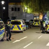 Mehrere Streifenwagen der Polizei stehen nach einer Verfolgungsjagd auf einer Straße in Hagen.