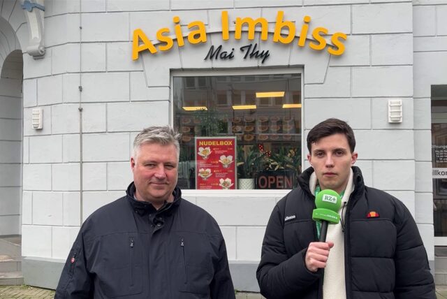 Die RZ-Autoren Alexander Spieß und Valentin Schneider stehen vor dem Asia-Imbiss „Mai Thy“ in Recklinghausen.