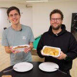 Die RZ-Autoren Valentin Schneider und Christian Pozorski halten Essen in die Kamera im Keller der RZ-Redaktion in Recklinghausen.