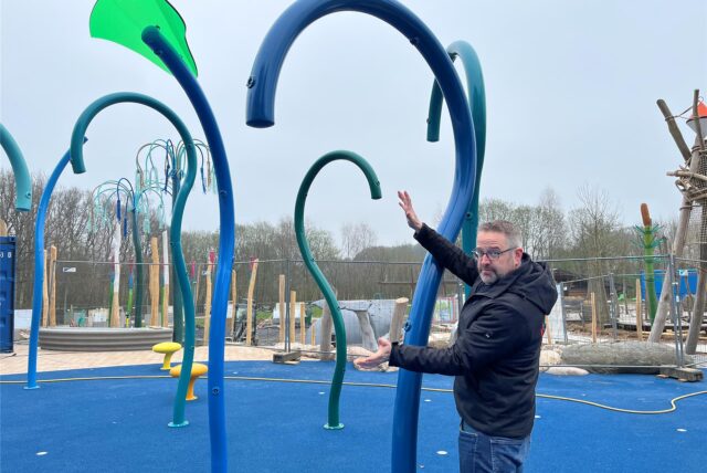 Christian Wessels steht in der neuen Wasserlandschaft vom Ketteler Hof.