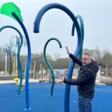 Christian Wessels steht in der neuen Wasserlandschaft vom Ketteler Hof.