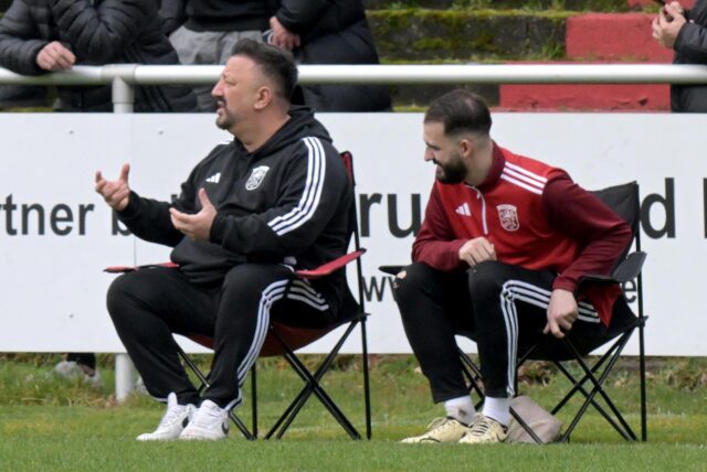Bülent Kara (l.) und Daniel Mikuljanac sitzen auf ihren Stühlen.