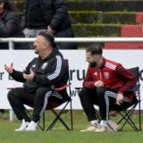 Bülent Kara (l.) und Daniel Mikuljanac sitzen auf ihren Stühlen.