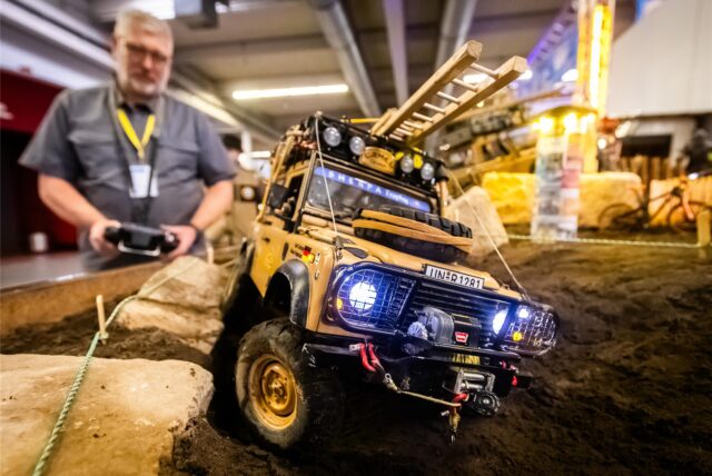 Ein Mann steuert bei der Messe Intermodellbau in Dortmund ein ferngesteuertes Auto durch einen Offroad-Parcours.