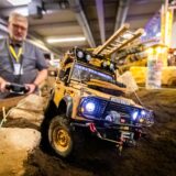Ein Mann steuert bei der Messe Intermodellbau in Dortmund ein ferngesteuertes Auto durch einen Offroad-Parcours.