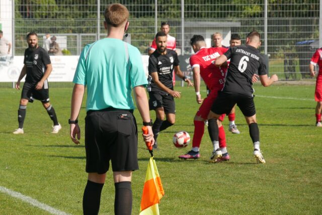 Spieler vom TSC Hamm und von Eintracht Werne kämpfen um den Ball.