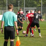 Spieler vom TSC Hamm und von Eintracht Werne kämpfen um den Ball.