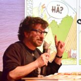 Der Komiker Hennes Bender bei einer Lesung aus einem seiner Asterix-Comics.