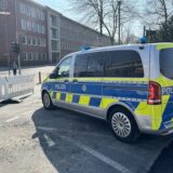 Ein Polizeiwagen vor dem abgesperrten Rathaus Herten.