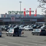 Eingang des Gebäudes im Indupark, in dem unter anderem die Supermarktkette Kaufland eine große Filiale hat.