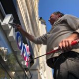 Ein Handwerker bringt an der Kodi-Filiale in Unna einen Schriftzug an.