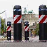 Poller von dem Typ, den Unna für den Schutz der nächsten Volksfeste ins Auge gefasst hat, stehen hier in der Nähe des Brandenburger Tores in Berlin.