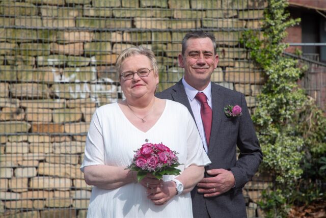 Anja (geborene Koch) und Kevin Hall haben im Bürgerhaus von Castrop-Rauxel geheiratet.