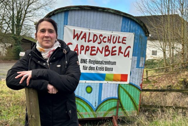 Waldschul-Leiterin Jessica Nuth freut sich darüber, dass das Zertifikat als BNE-Regionalzentrum erhalten bleibt.