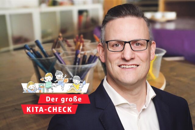 Eine Montage: Thorsten Herrmann, Geschäftsführer der „Katholische Kindertageseinrichtungen Ruhr-Mark gGmbH“, vor einem Tisch in einer Kita.