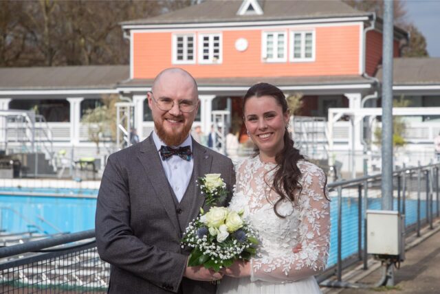 Romina (geborene Bosse) und Dominik Sobek haben sich im Parkbad Süd das Ja-Wort gegeben.