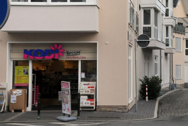 Der Eingangsbereich eines Haushaltswaren-Discounters mit geöffneter Tür.