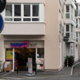 Der Eingangsbereich eines Haushaltswaren-Discounters mit geöffneter Tür.