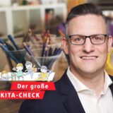 Eine Montage: Thorsten Herrmann, Geschäftsführer der „Katholische Kindertageseinrichtungen Ruhr-Mark gGmbH“, vor einem Tisch in einer Kita.